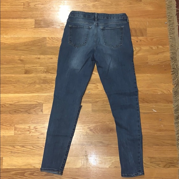 blue jeans with hole in one knee - Picture 2 of 3